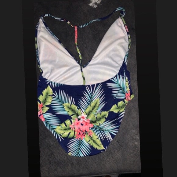 One piece Bathing suite - Picture 1 of 2